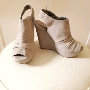 Stunning Carlos Santana Wedges